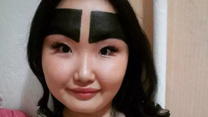 Instagrammer Famed For Her Huge Eyebrows Shares Photo Without Make Up