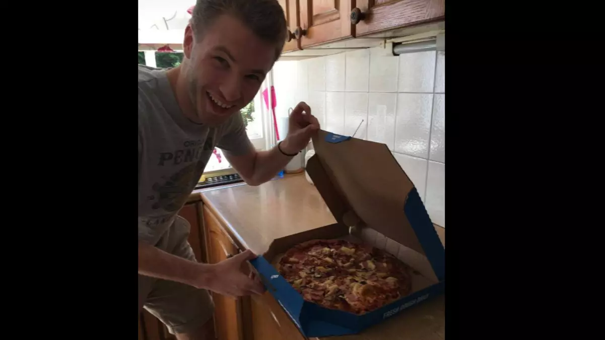 Man Gets Free Pizza After Singing 'Les Mis' Parody In Domino's 