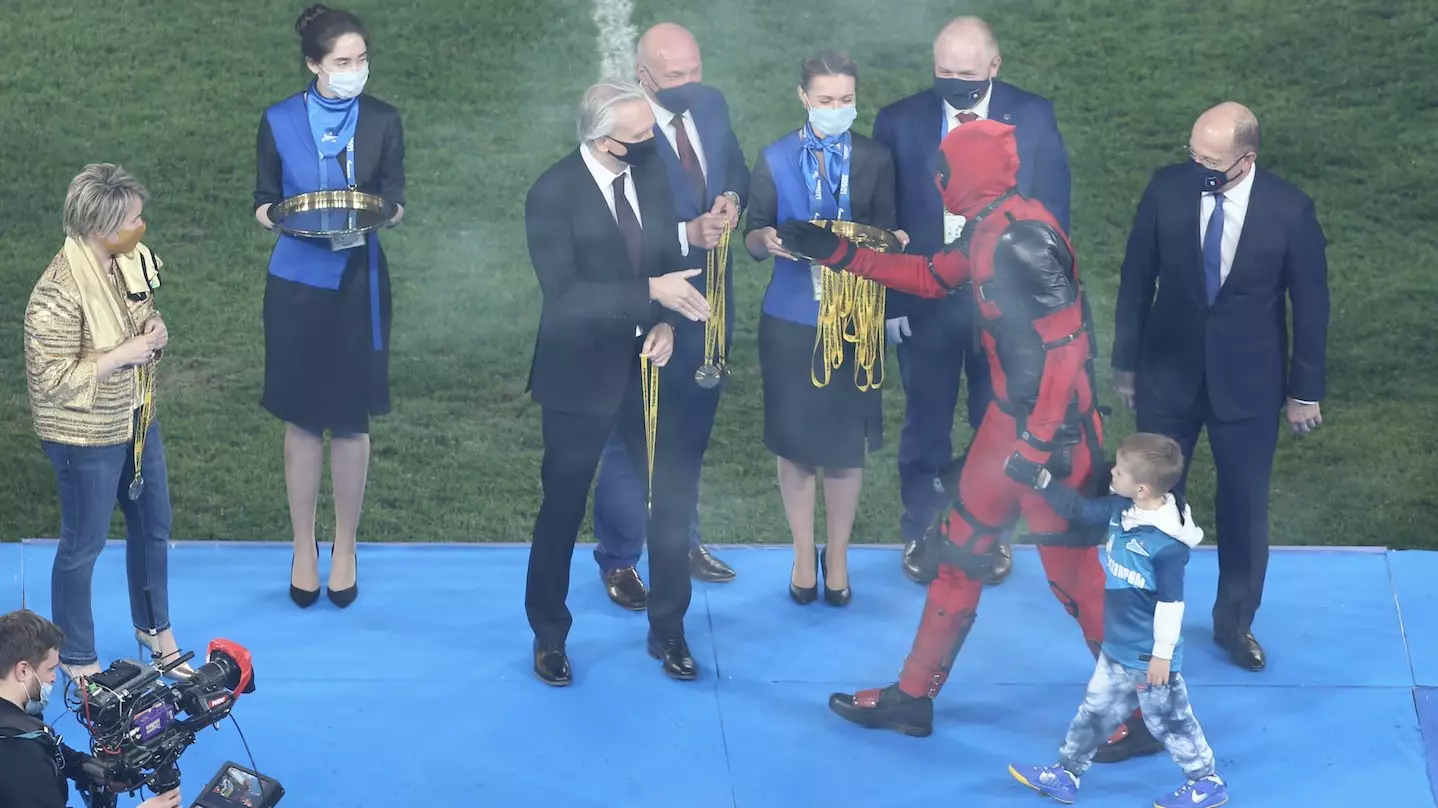 Artem Dzyuba Bizarrely Dressed Up As 'Deadpool' When He Picked Up His Medal