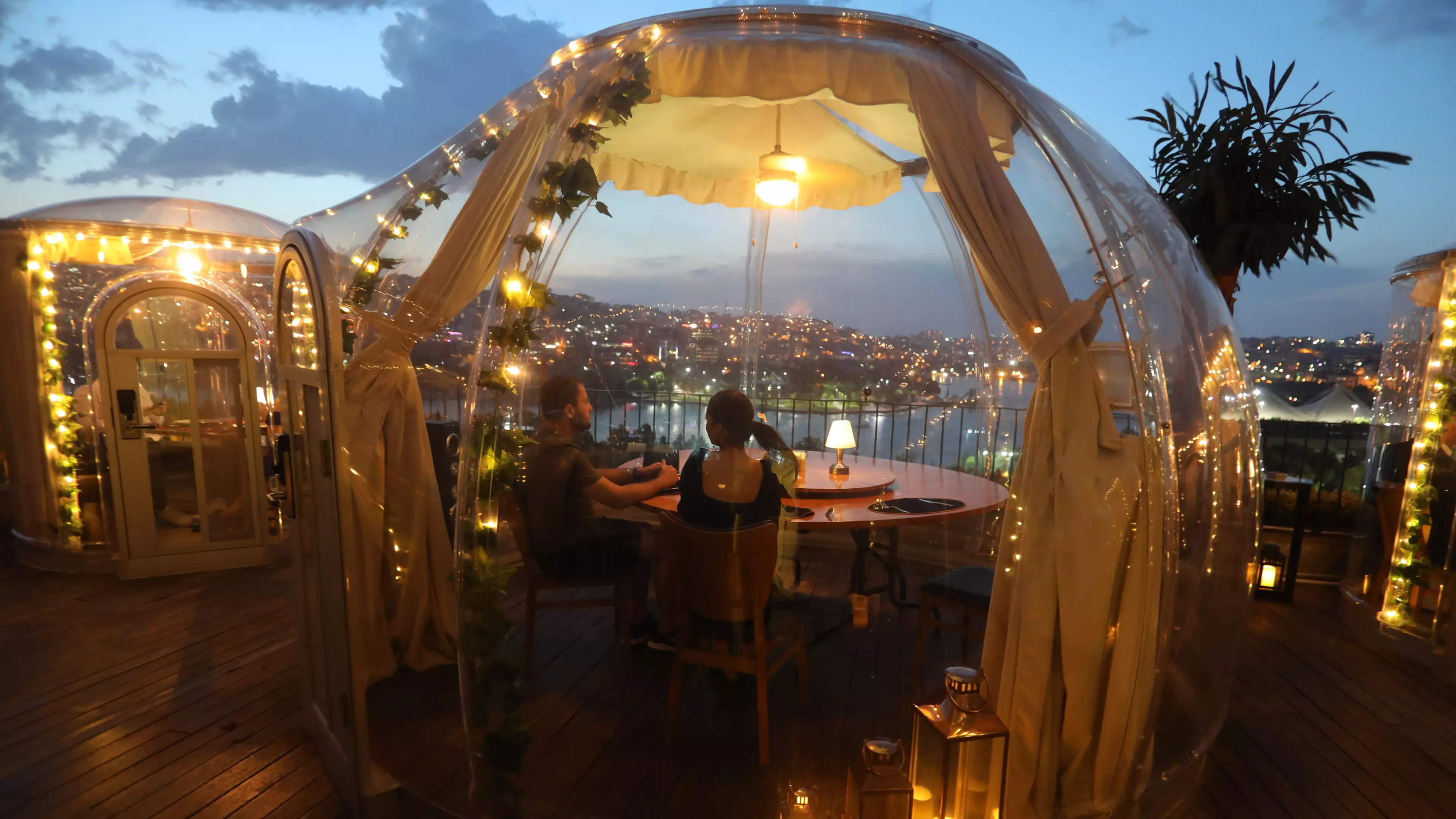Restaurant In Turkey Fits Plastic Domes For Diners Post-Lockdown 