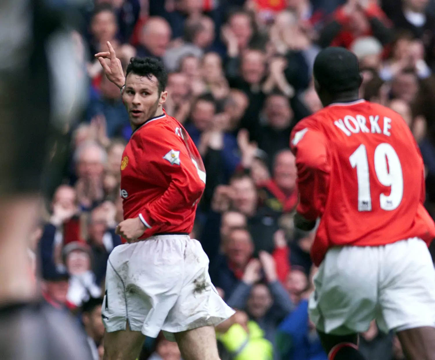 Ryan Giggs celebrates his goal against Coventry in United's record breaking season. Image: PA Images