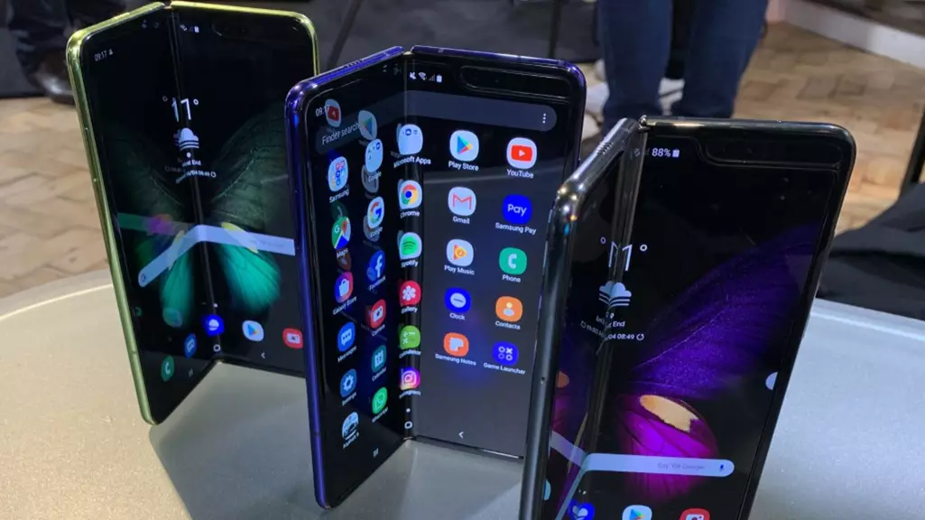 New Samsung Galaxy Foldable Phone Already Seems To Be Breaking