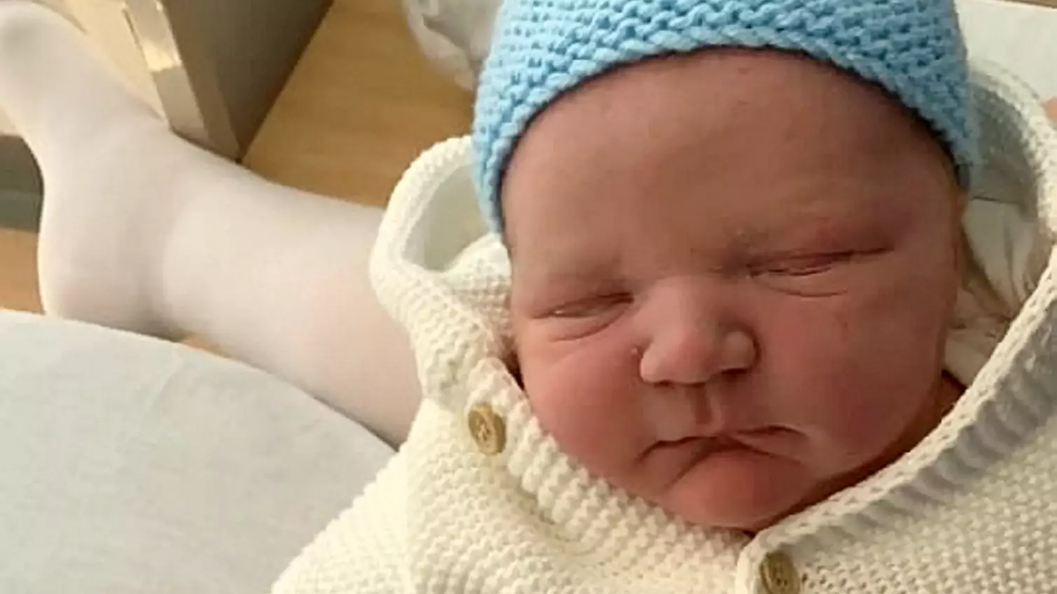 Mum Naturally Gives Birth To One Of Britain's Biggest Babies 