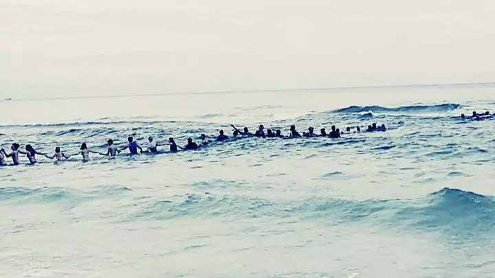 People Form A Human Chain To Rescue Family Stuck In The Ocean 