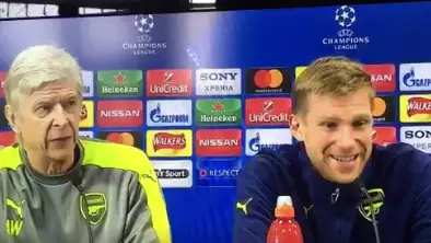 WATCH: Per Mertesacker Awkwardly Bursts Out Laughing During Press Conference
