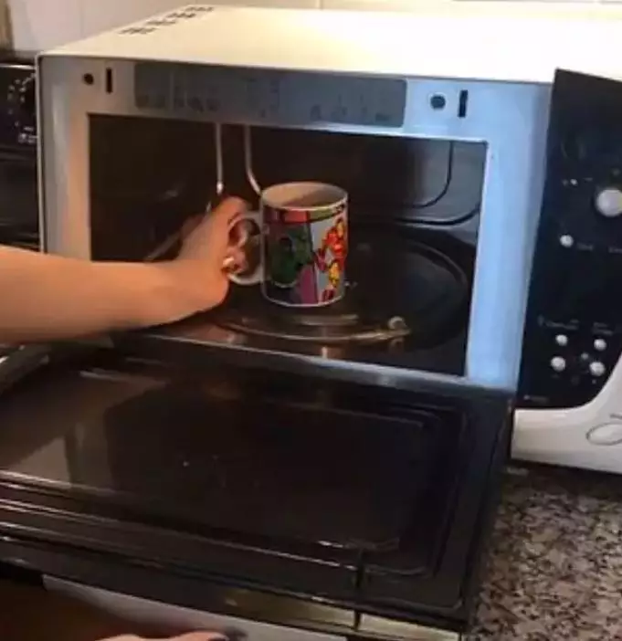 An American woman went viral showing people how to 'make' (ruin) a cup of tea.