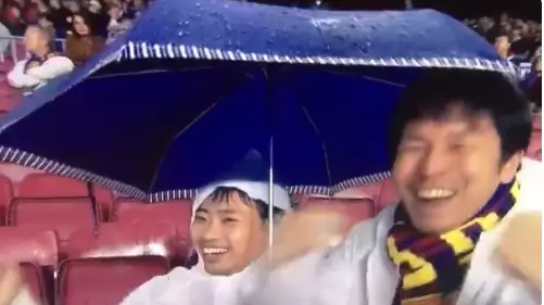 No One Can Understand Two Barcelona Fans Reactions To Pique's Red Card