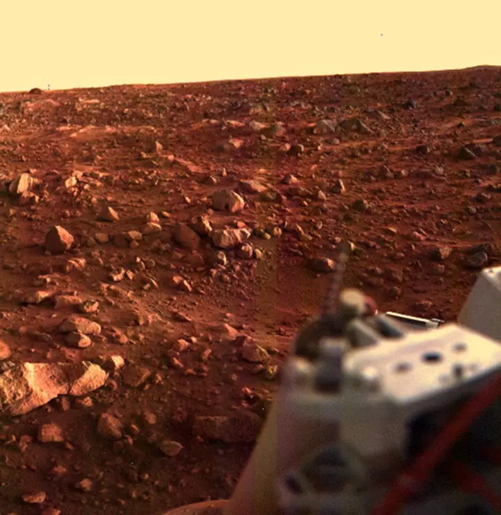 Viking Lander 1 reachers Mars' surface in 1976.