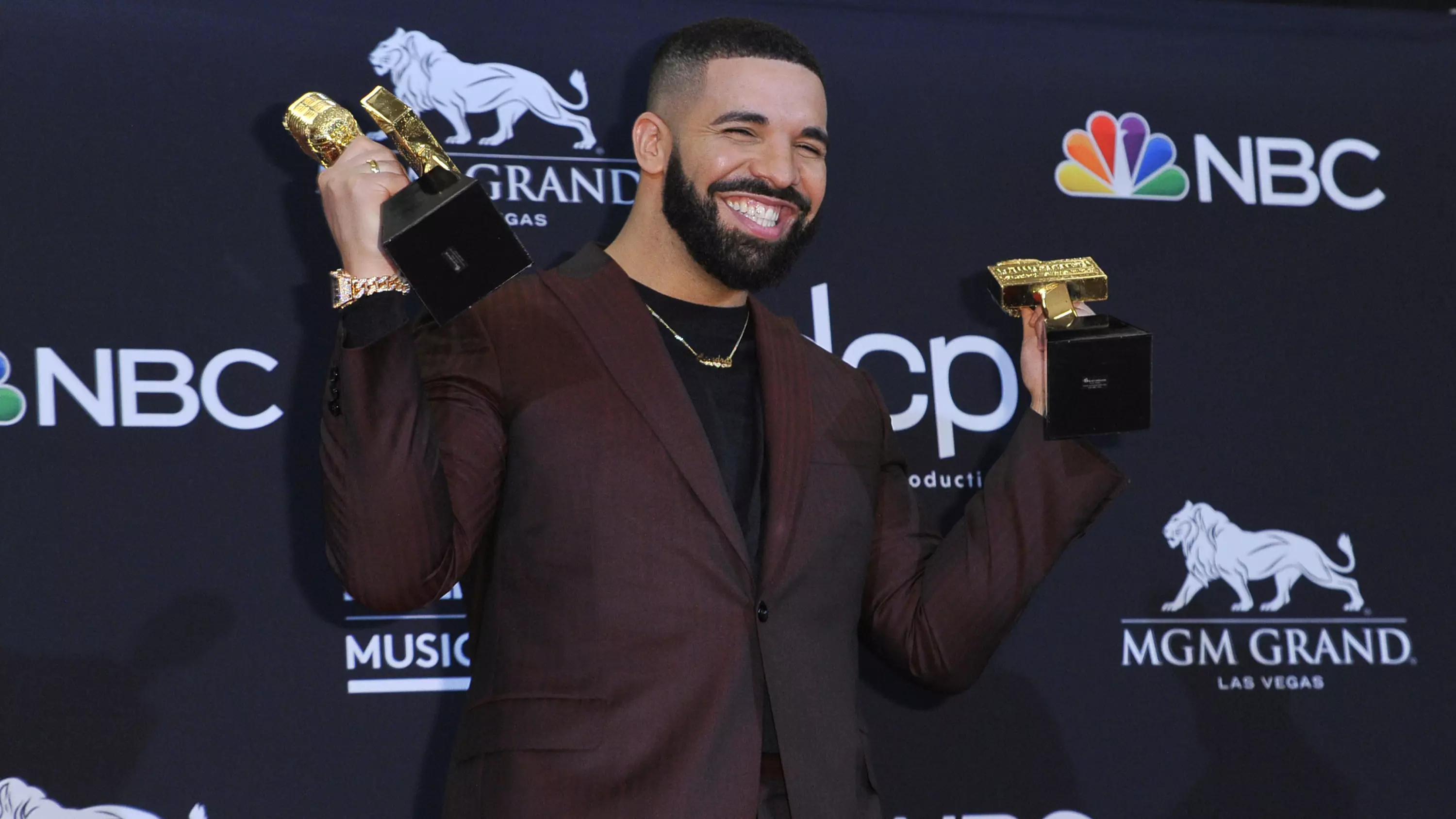 Drake Gives Arya Stark A Shout Out At Billboards