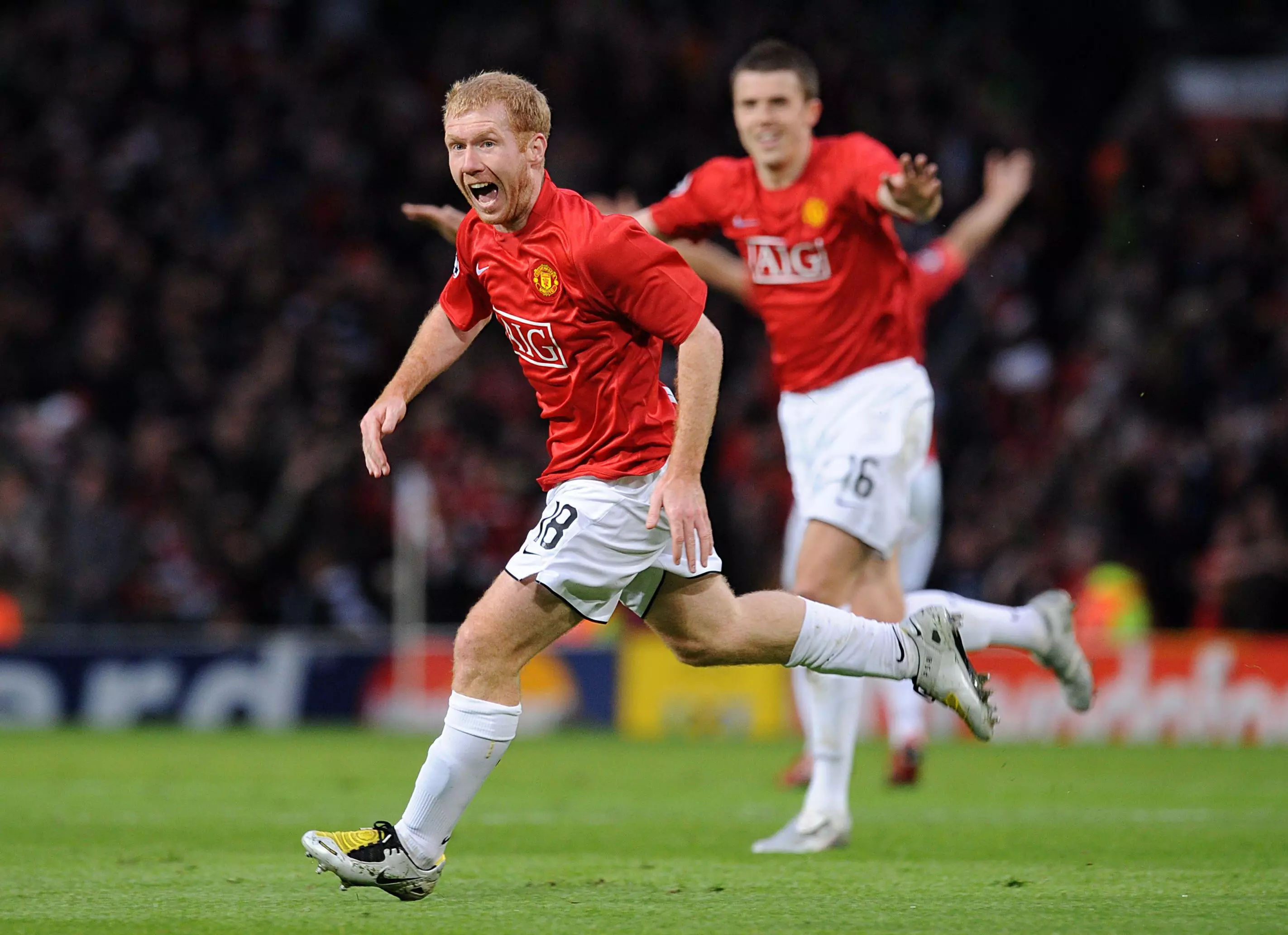 Scholes playing for Manchester United in 2008.