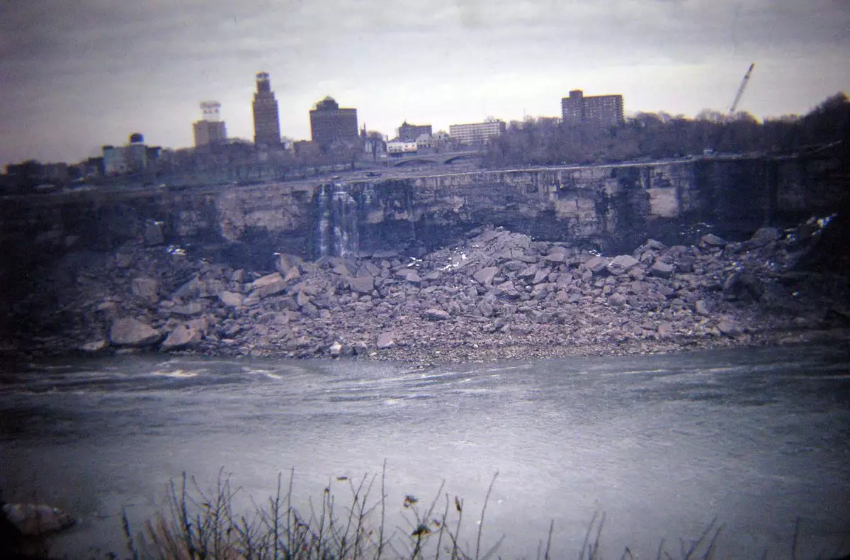 Extraordinary Pictures Show Niagara Falls When It Was Run Dry In 1969