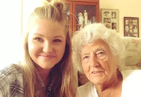 Woman Teaches A 91-Year-Old How To Take A Selfie And Become Friends