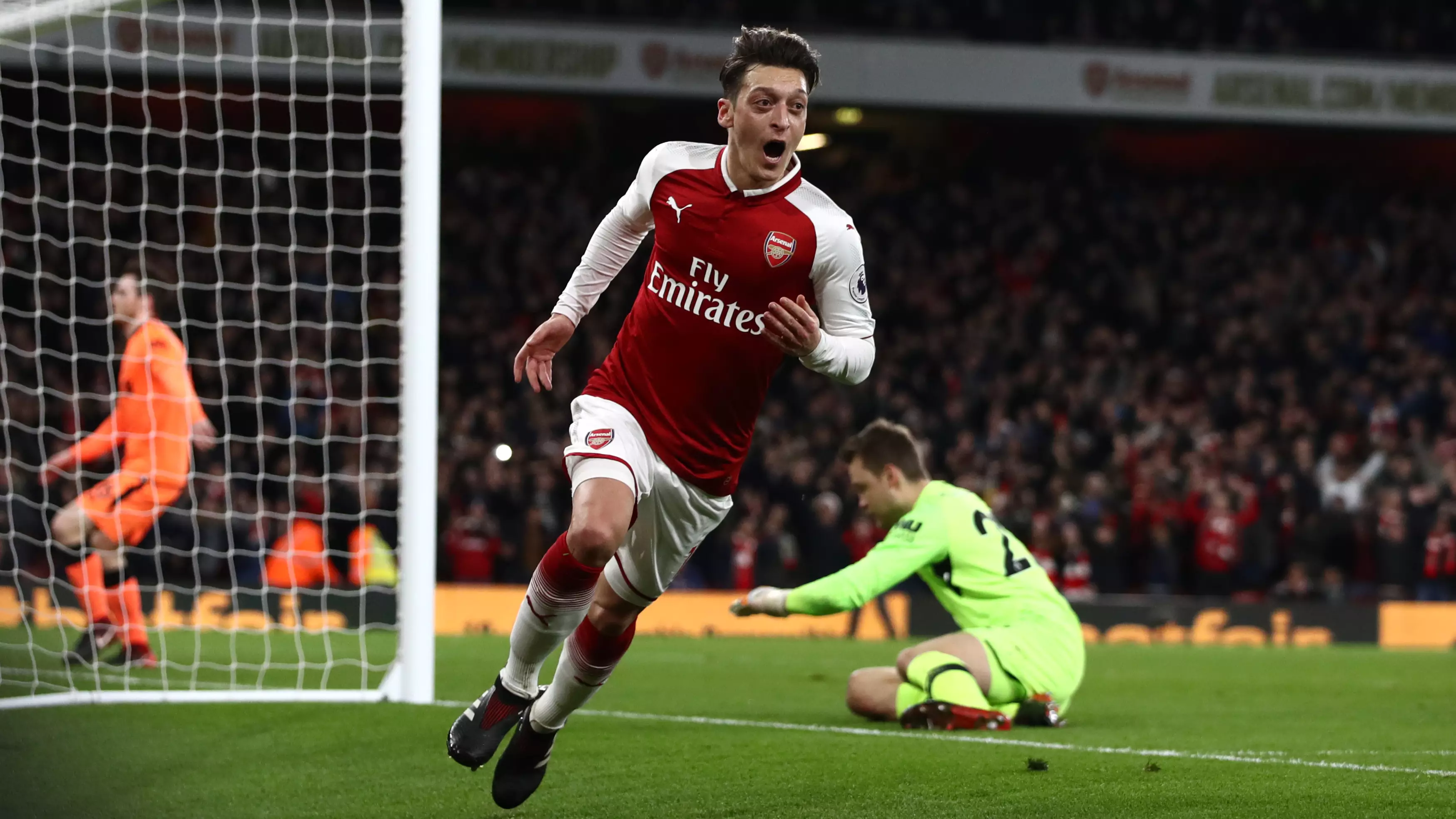 Mesut Ozil Signs New Deal At Arsenal To 2021