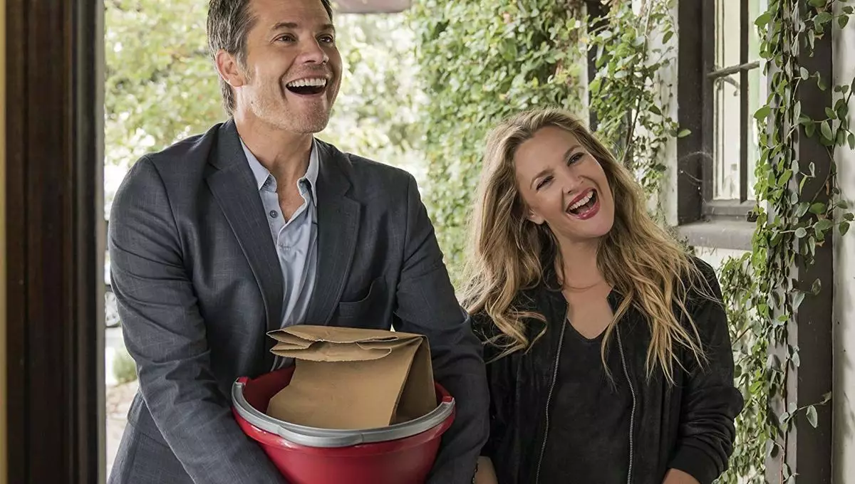 Timothy Olyphant and Drew Barrymore as Joel and Sheila Hammond.