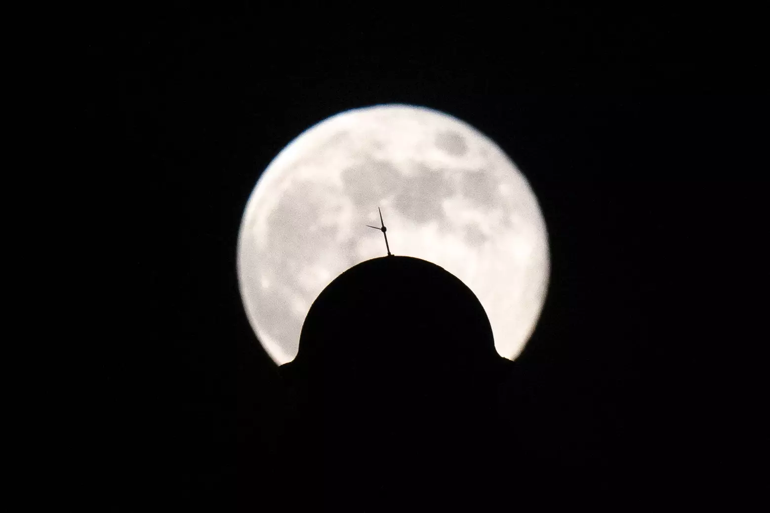 March's Worm Moon will be the first Supermoon of the year (