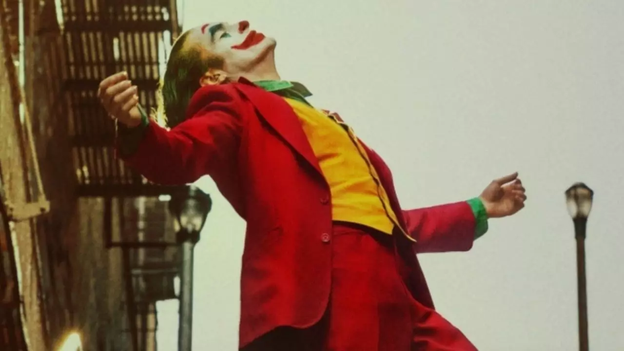 Fan Captures Joaquin Phoenix's Joker Stairs Scene In Real-Time