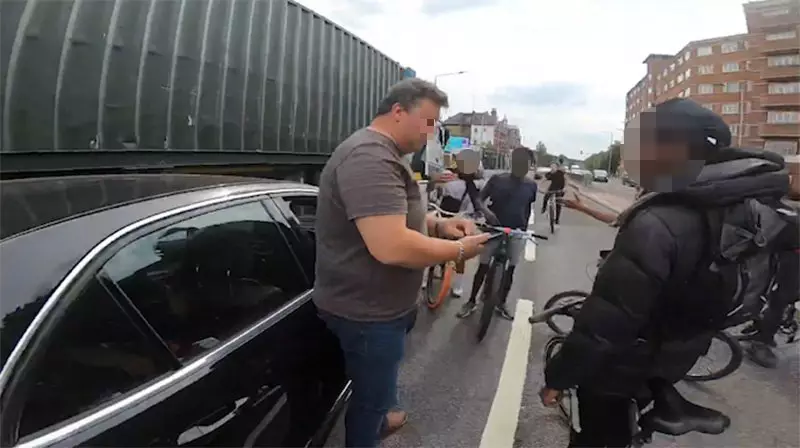 The six cyclists confronted the driver.