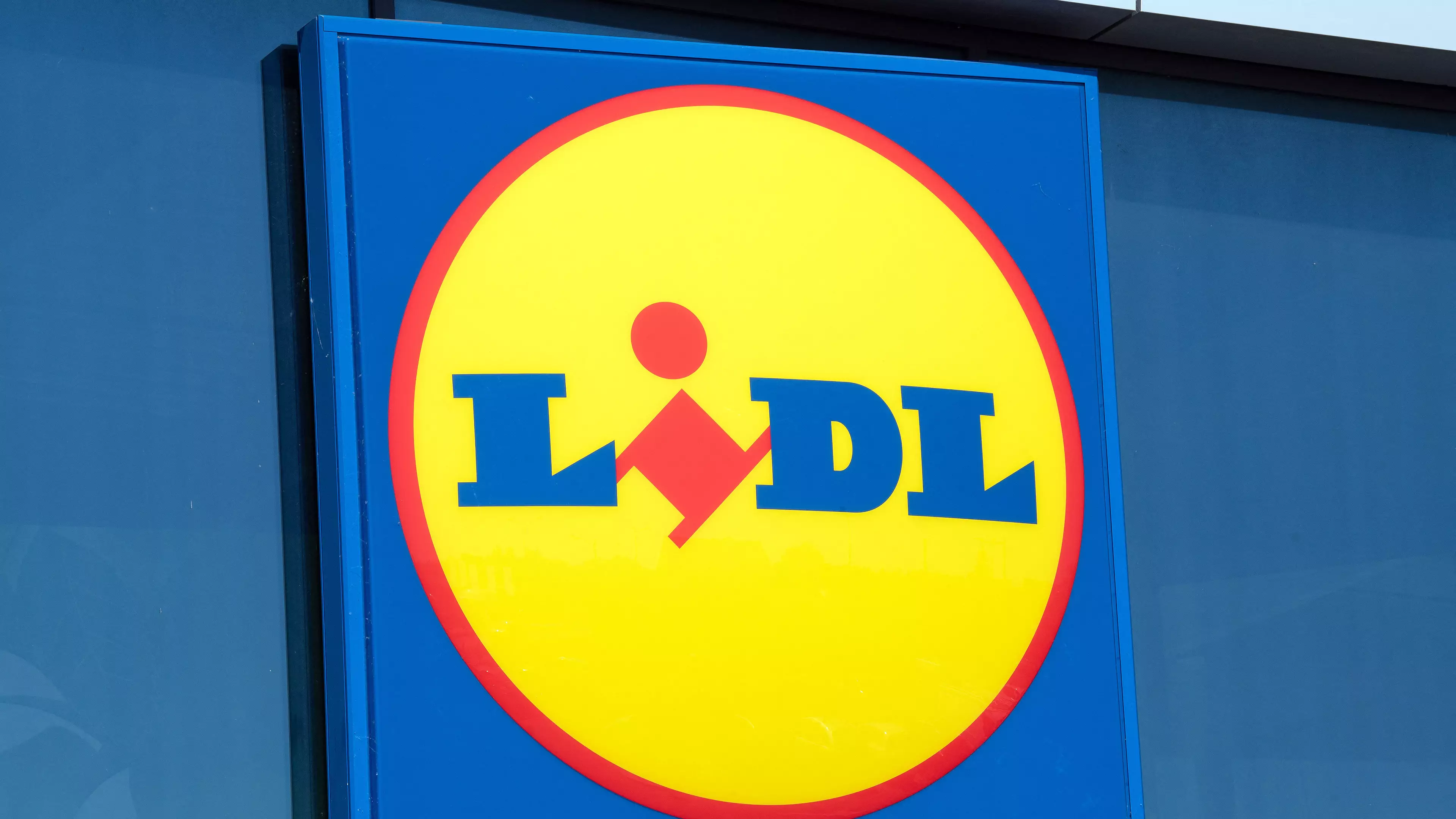 Lidl Has Divided Shoppers With This £3 Brussel Sprouts, Stuffing, Brie and Cranberry Sauce Pizza