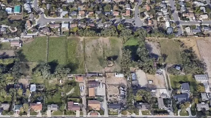 Google Maps Shows Rude Message Mowed Into Lawn Pointing At Neighbour's Home