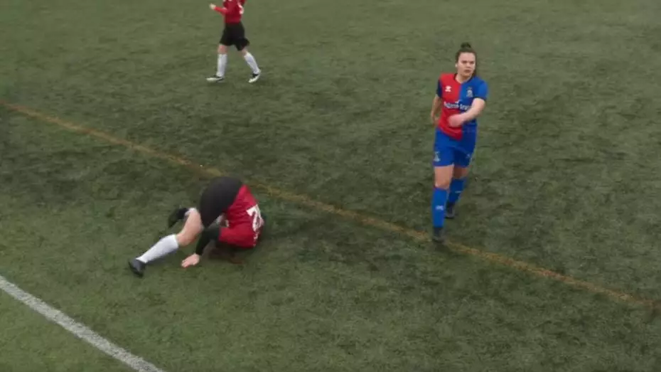 Scottish Footballer Dislocates Her Knee During Match But Plays On
