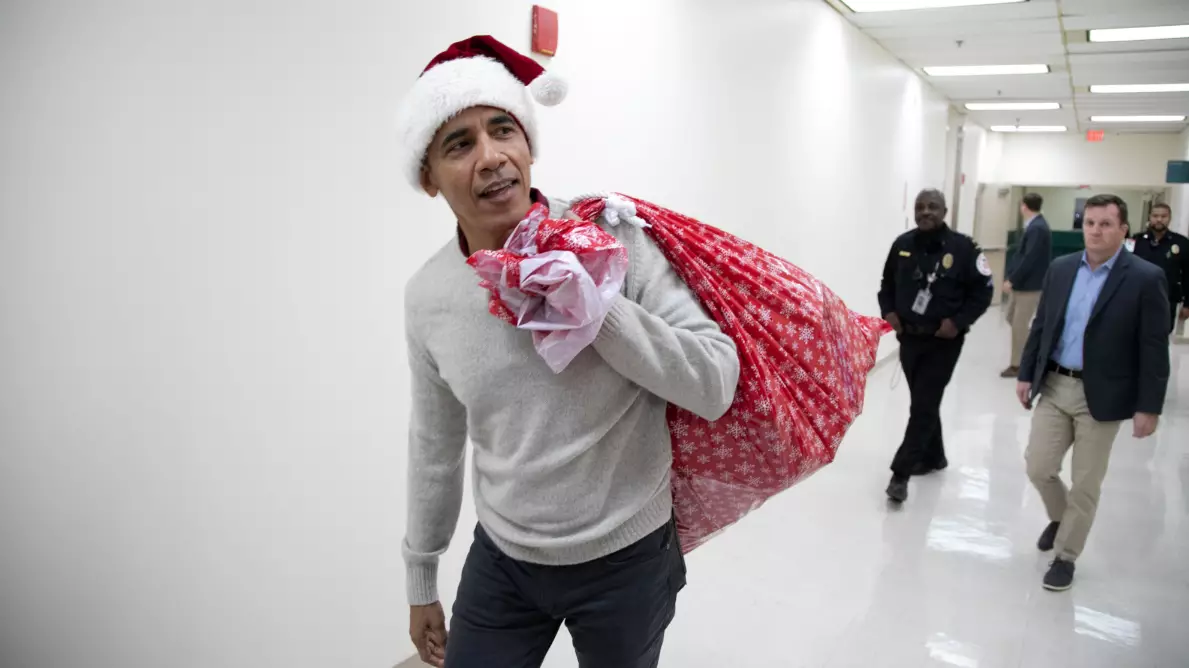 ​Barack Obama Visits Children’s Hospital To Surprise Them As ‘Stand-In Santa’