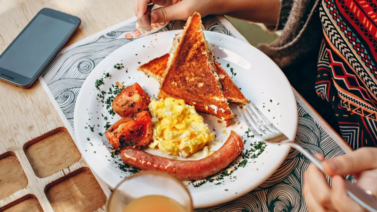 Eating Big Breakfast Helps You Burn Twice As Many Calories Throughout The Day