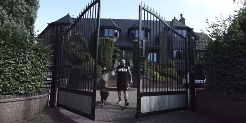 The property doesn't scream 'burgle me'.