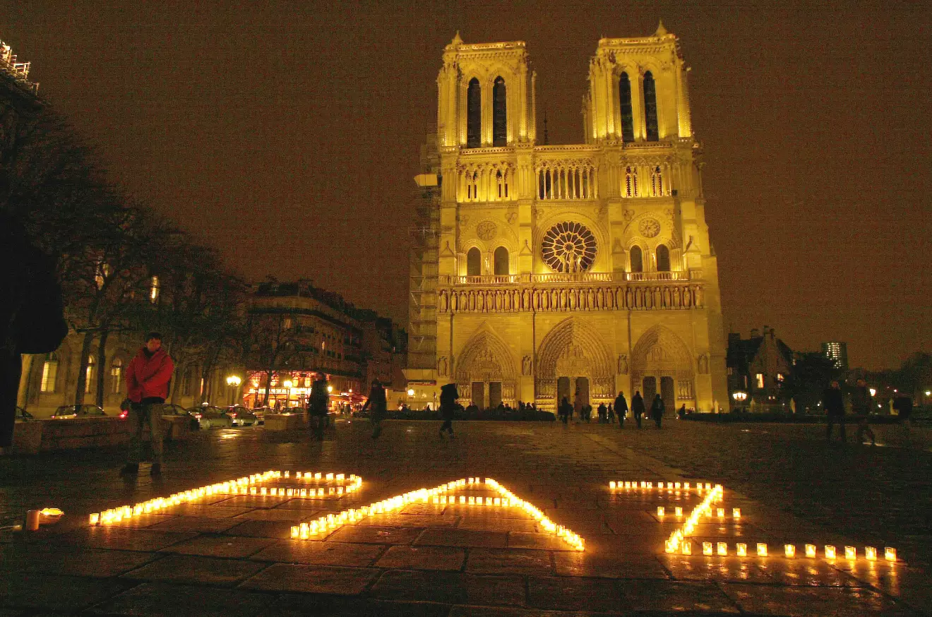 People spell out 'peace' in Spanish outside the Notre-Dame in 2005 to mark three years since former Colombian presidential candidate Ingrid Betancourt was taken hostage in Colombia.