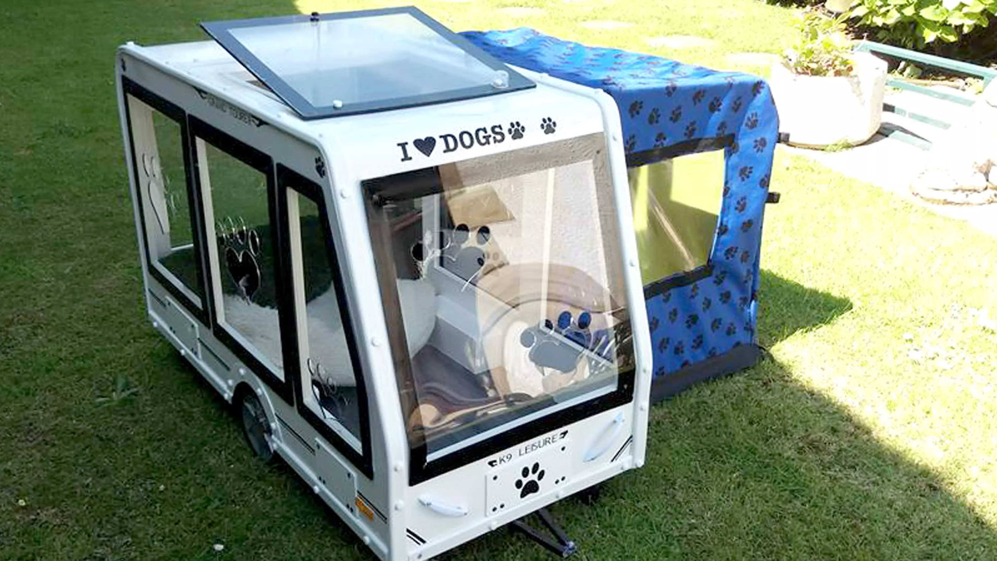 Man Makes Caravans For His Dogs And They Are Adorable