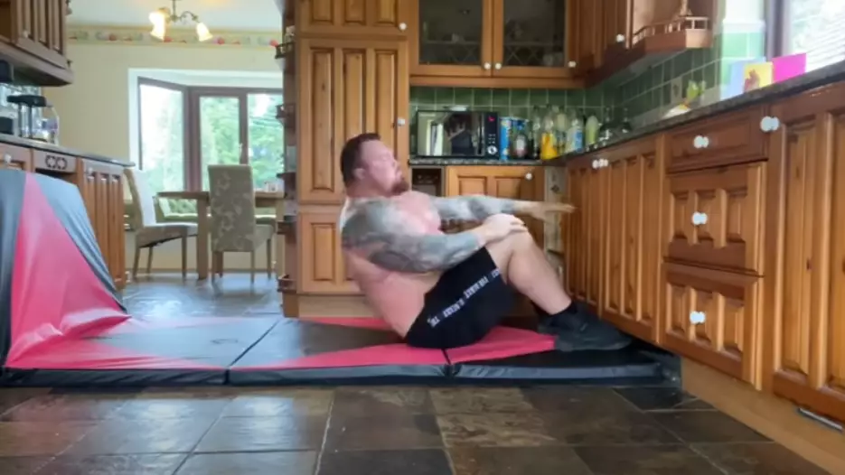 ​Eddie Hall Shows Off Abs Transformation After Doing 100 Sit-Ups A Day