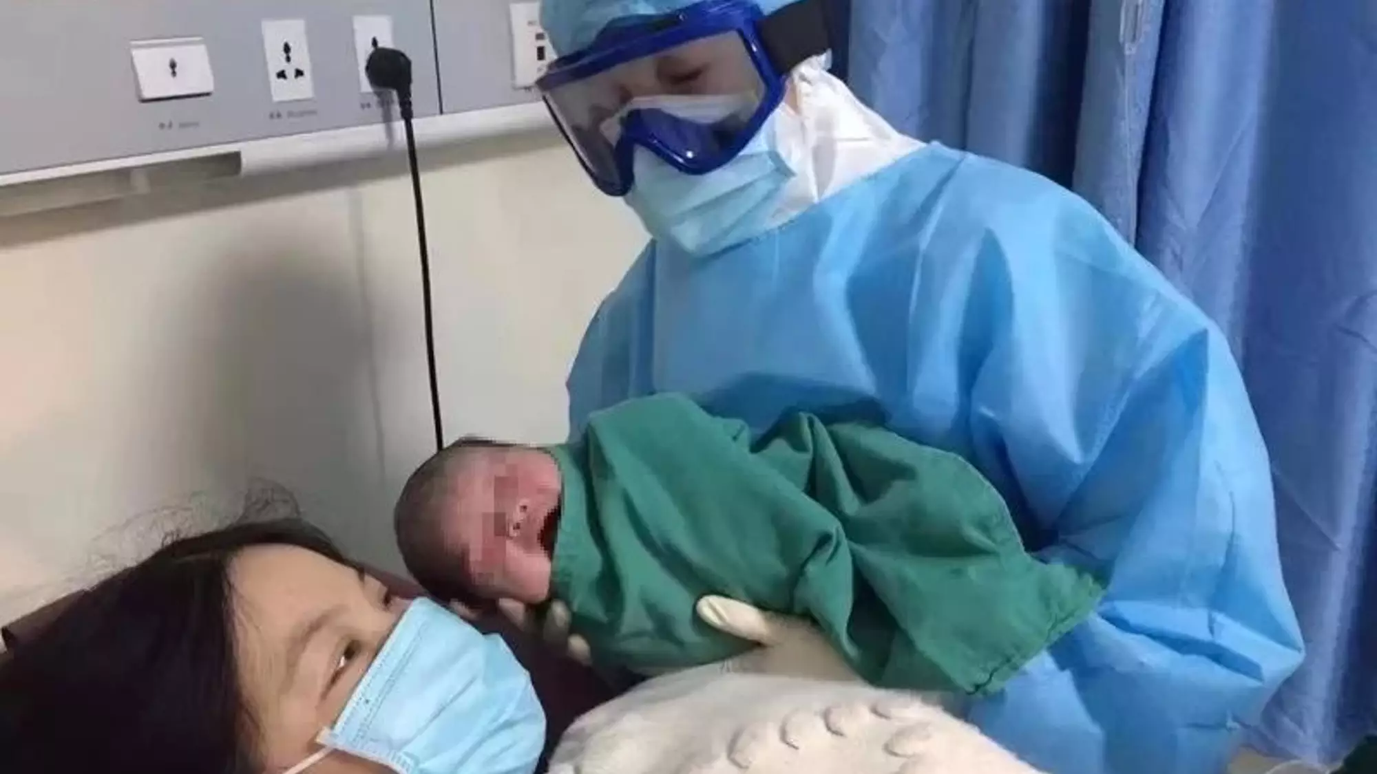 Wuhan Medics Deliver Coronavirus Patients' Baby Wearing Hazmat Suits