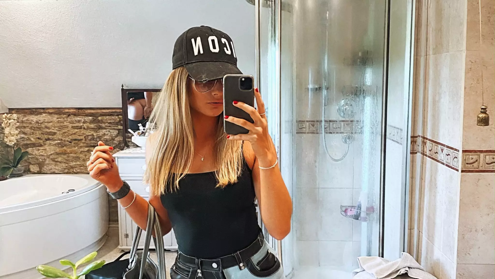 Woman Shares Selfie But Doesn't Spot Boyfriend Wiping His Bum In The Background
