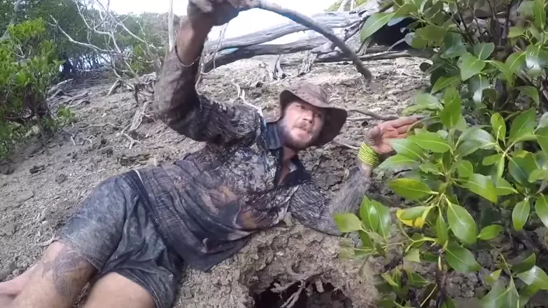 Aussie LAD Pulls Out An Absolute Monster Of A Mud Crab 