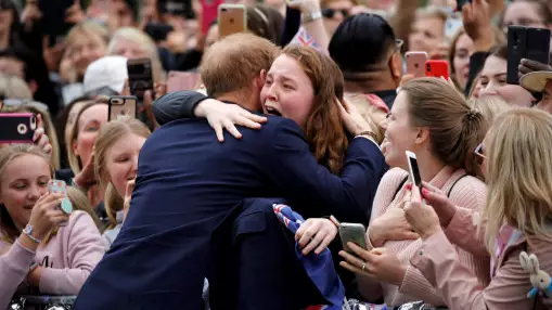 Prince Harry Broke Royal Protocol To Calm A Girl In Tears In Melbourne