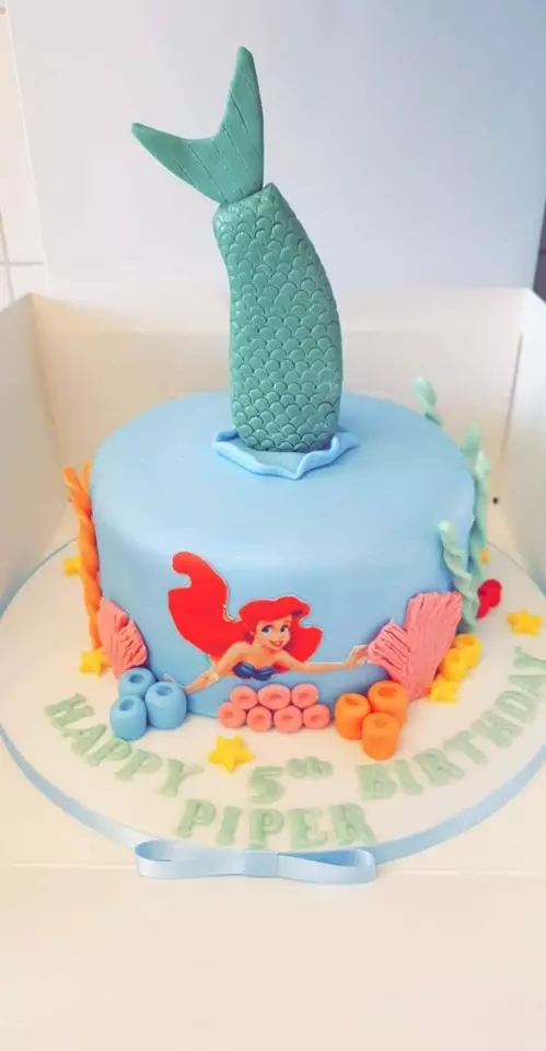 Kelly had been collecting a 'Little Mermaid'-themed birthday cake for her daughter, Piper. (