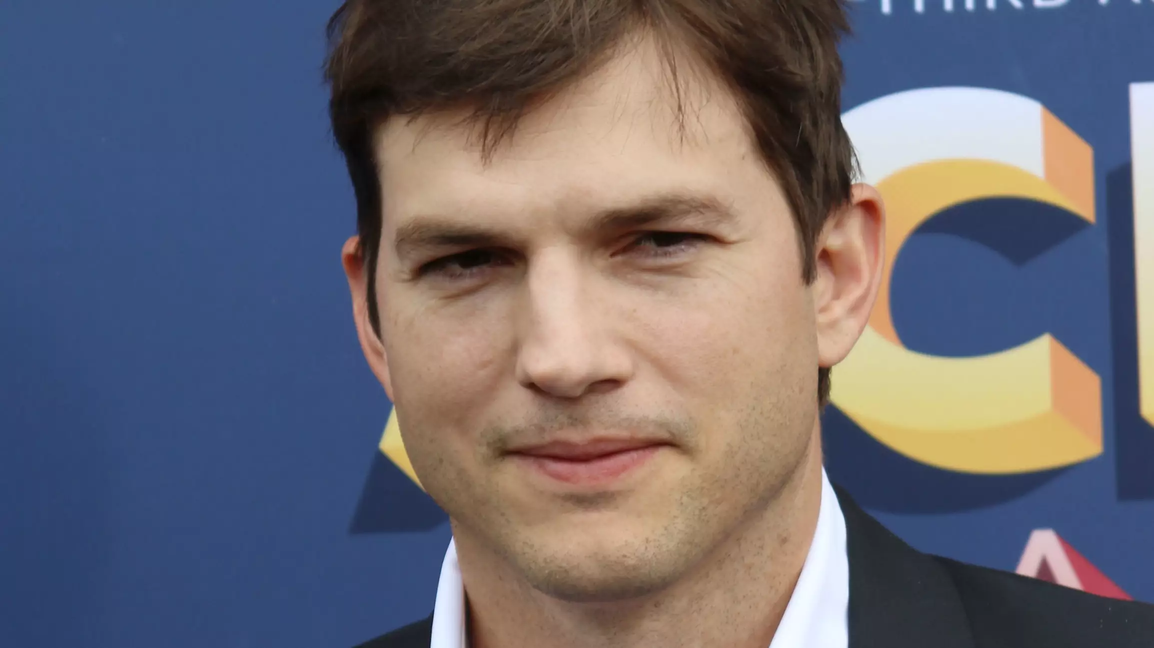 Ashton Kutcher Is Out Here Tweeting His Phone Number So You Can Text Him