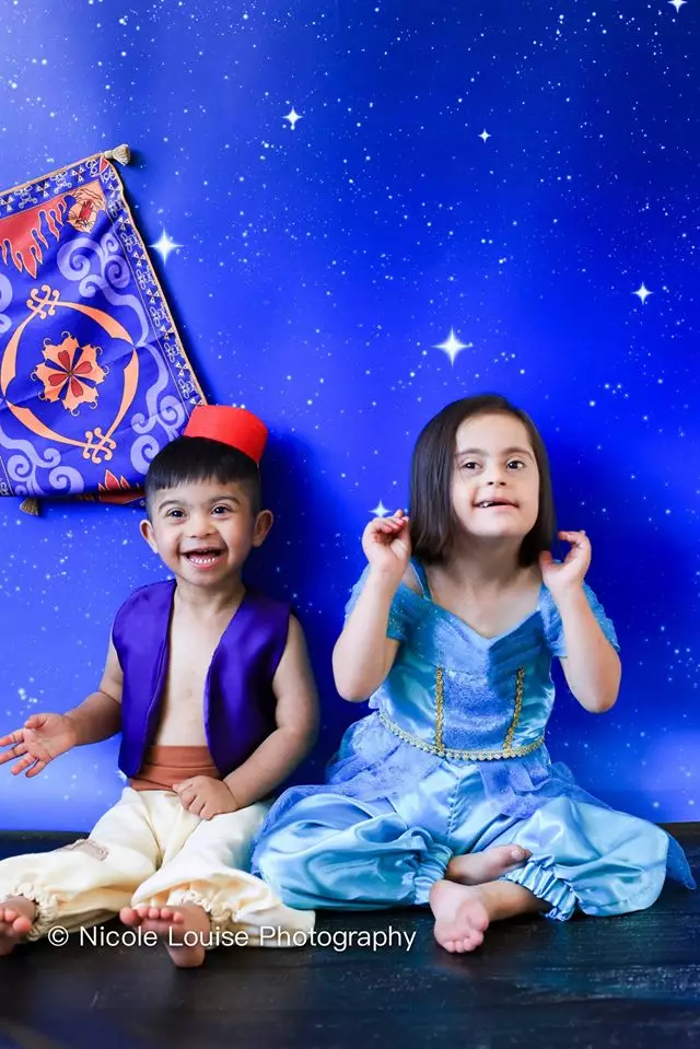 Two kids dress up as Jasmine and Aladdin (