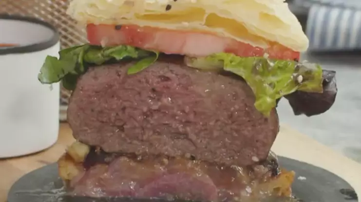 ​People Go In On Gordon Ramsay’s Bizarre Burger Recipe