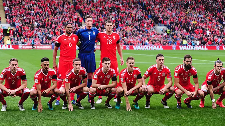 The Reason Why Wales Line-Up Like This ^ For Team Photos