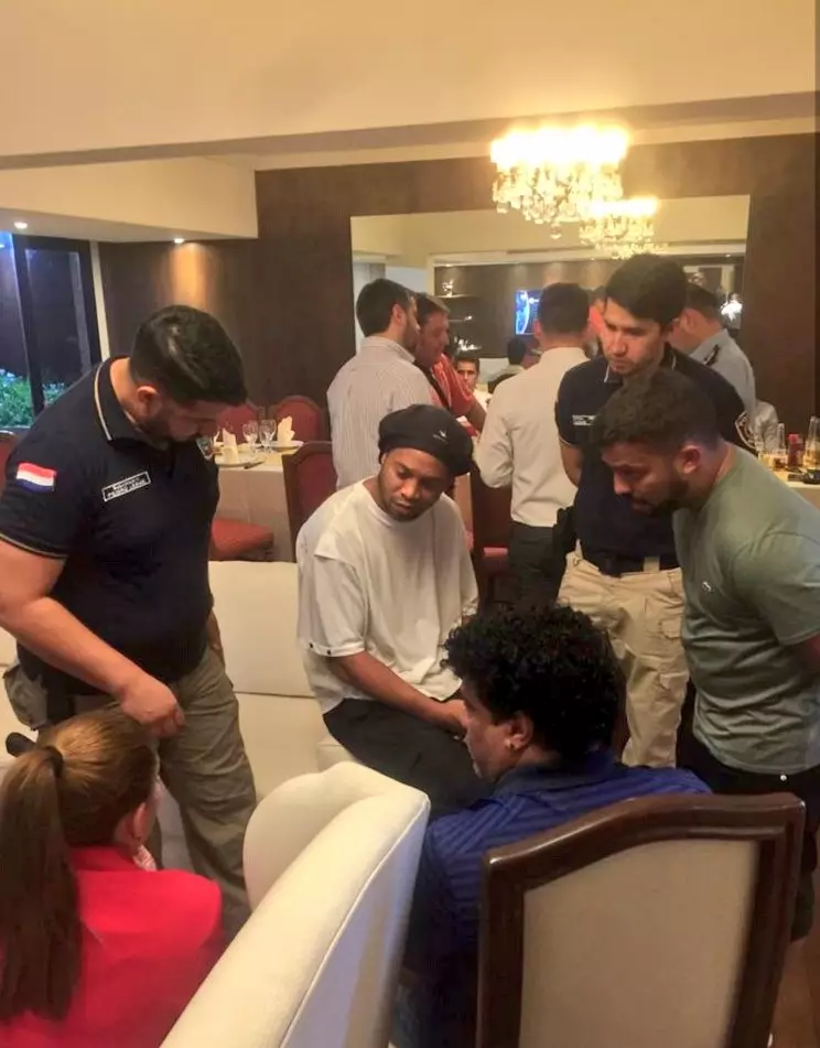 Ronaldinho in his hotel room with police.