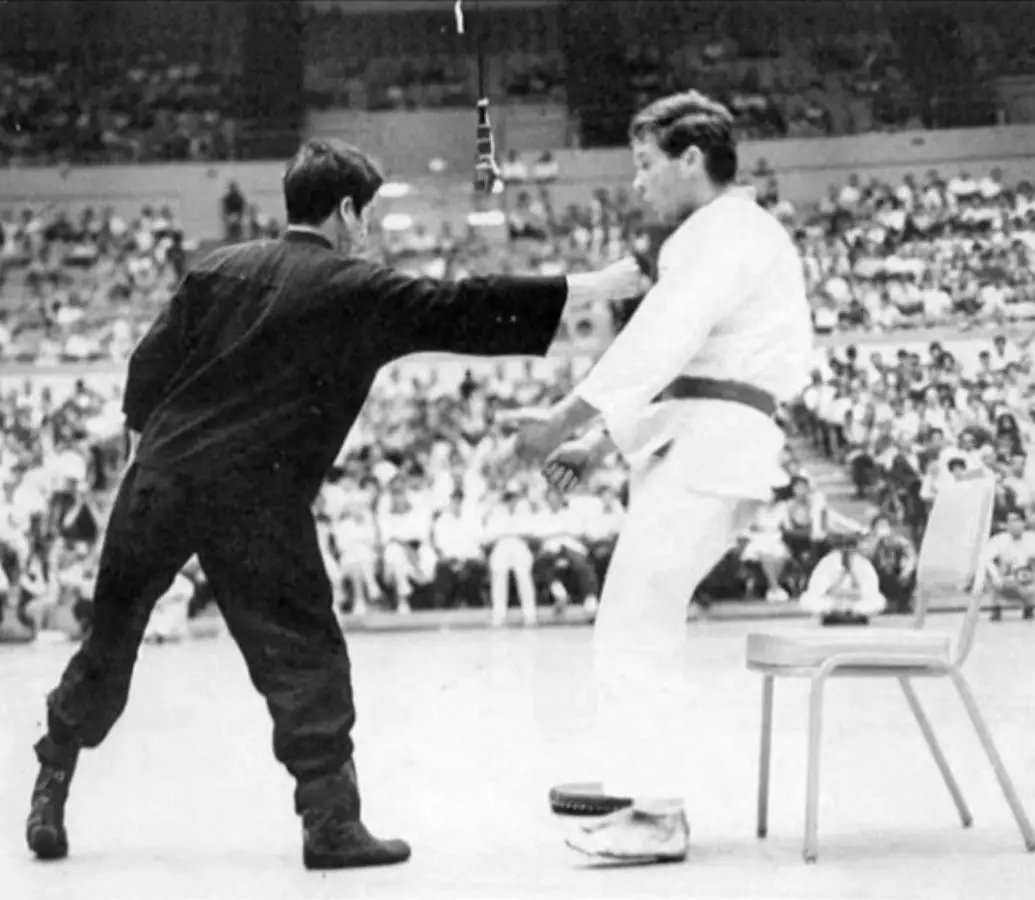 Bruce Lee demonstrates the one-inch punch.