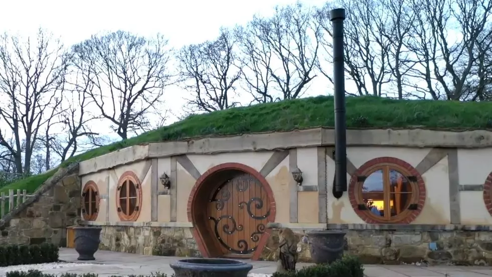 There's A Hobbit House Hidden In A UK Vineyard With Its Own Hot Tub