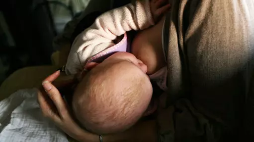 Woman Claims Breastfeeding Vs Bottle Feeding Debate Is 'Pointless'