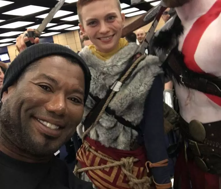 Christopher Judge at a con with fans //