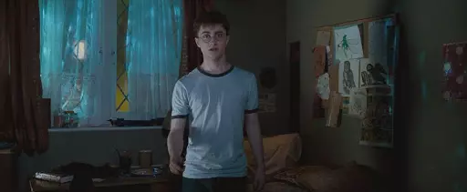 Harry's blue shirt is a bit of a meme (
