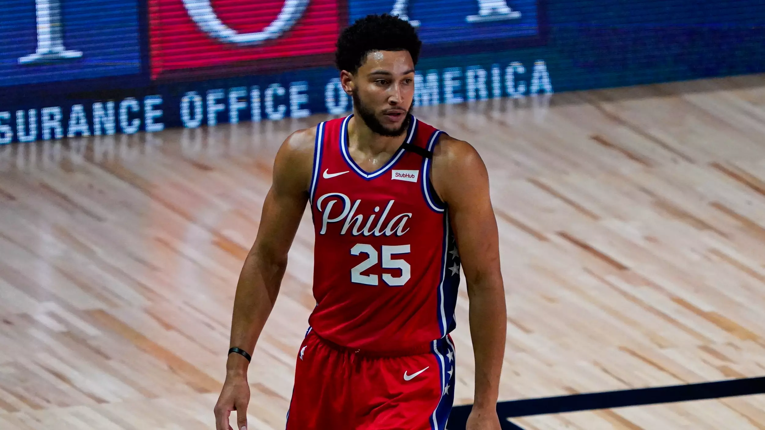 Ben Simmons Leaves 76ers' Game Early After Suffering Knee Injury