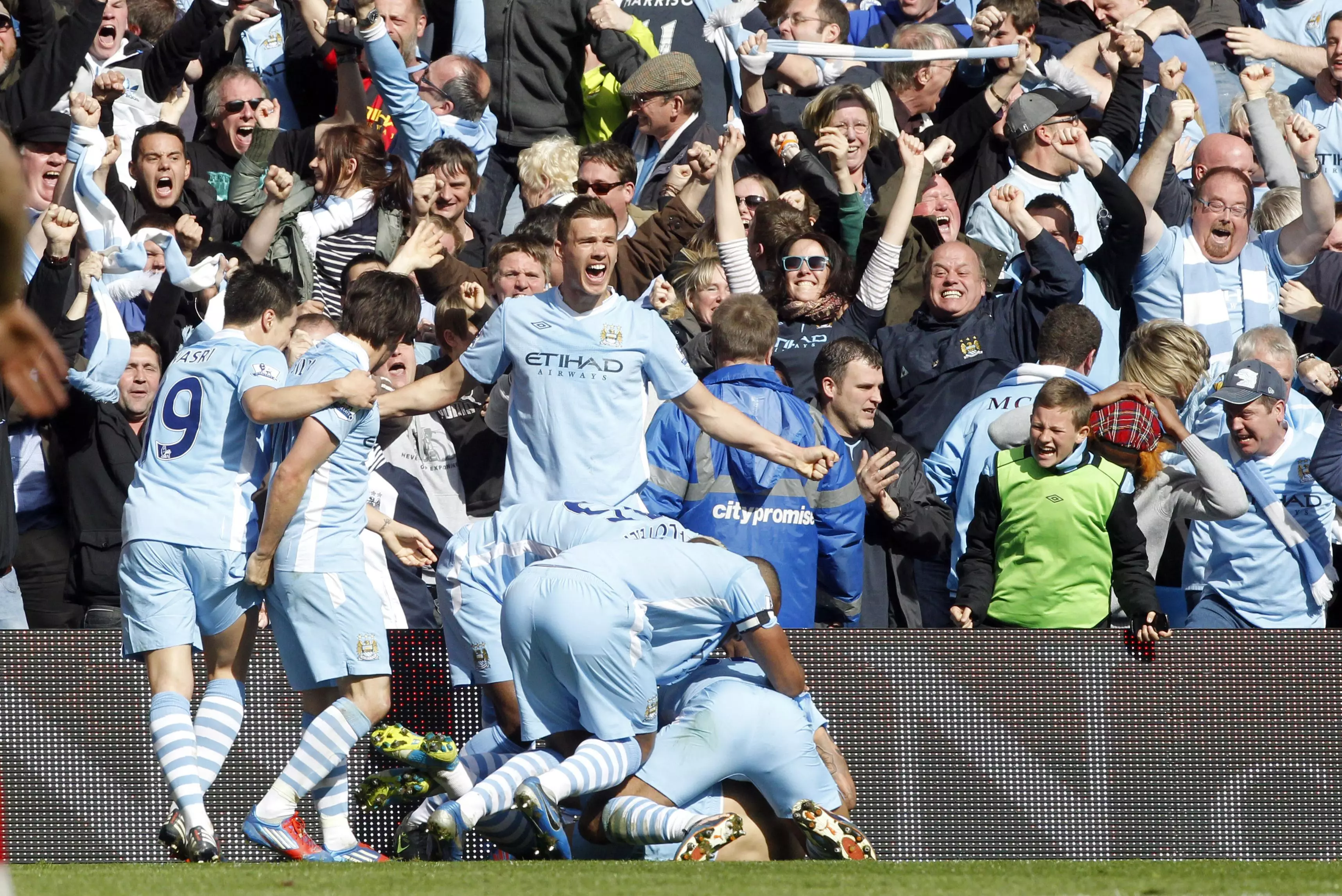 City players celebrate with Aguero. Image: PA Images