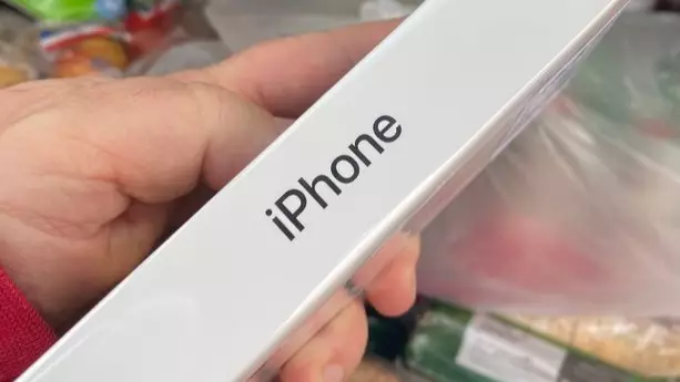 Tesco Shopper Stunned After He Orders Apples But Gets An Apple iPhone SE