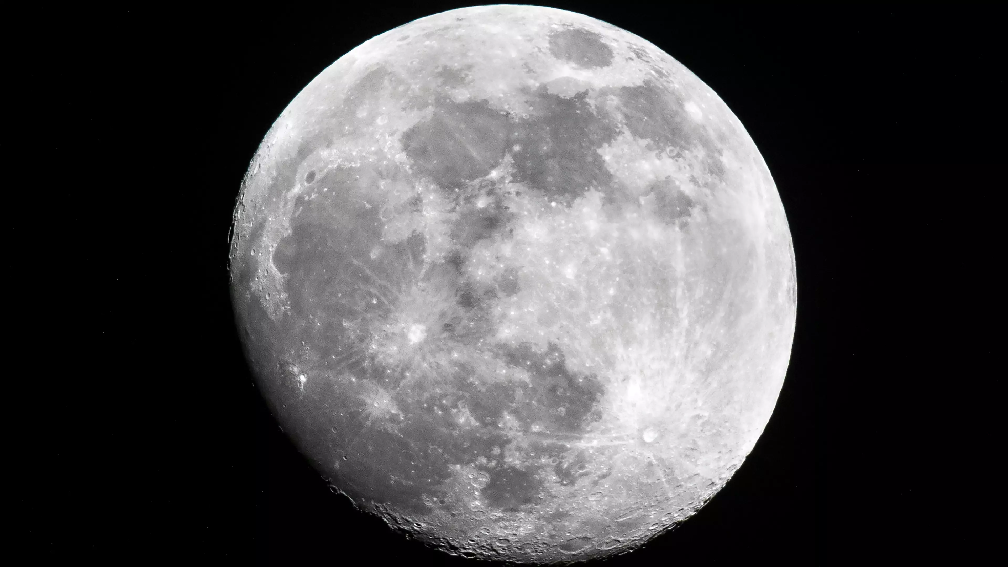 American Stargazer Takes Amazing High Resolution Shot Of The Moon