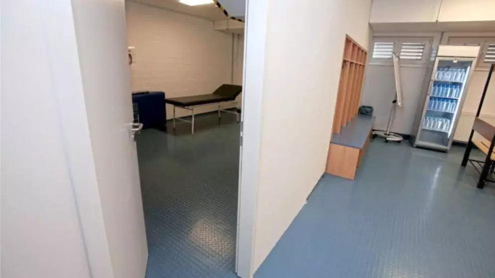 The fake wall splitting the physios area from the rest of the Leipzig away changing room. Image: Bild